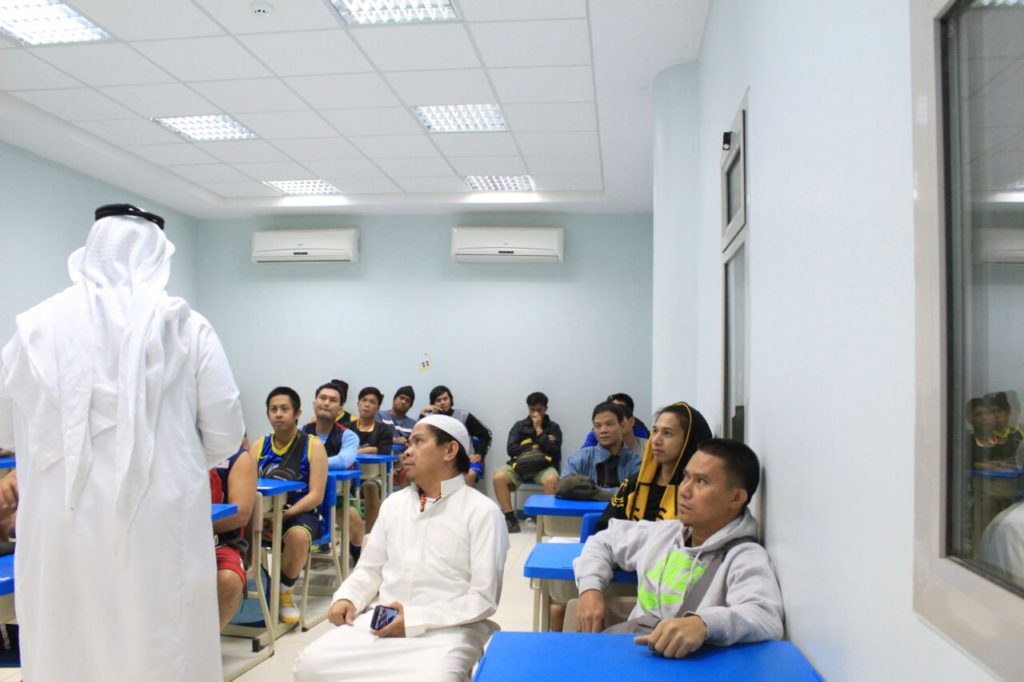 اسلام شخصين من الجالية الفلبينية بملتقى الصفوة