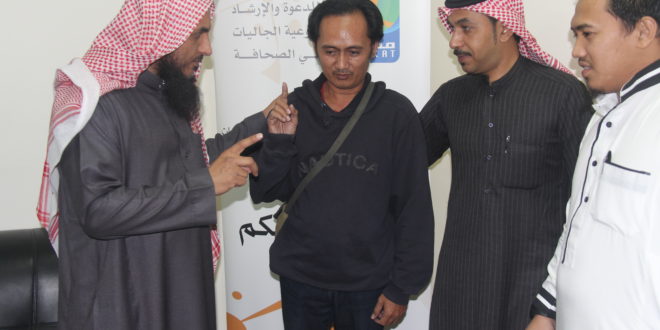 اسلام شخص من الجالية الفلبينية في مقر المكتب بالصحافة