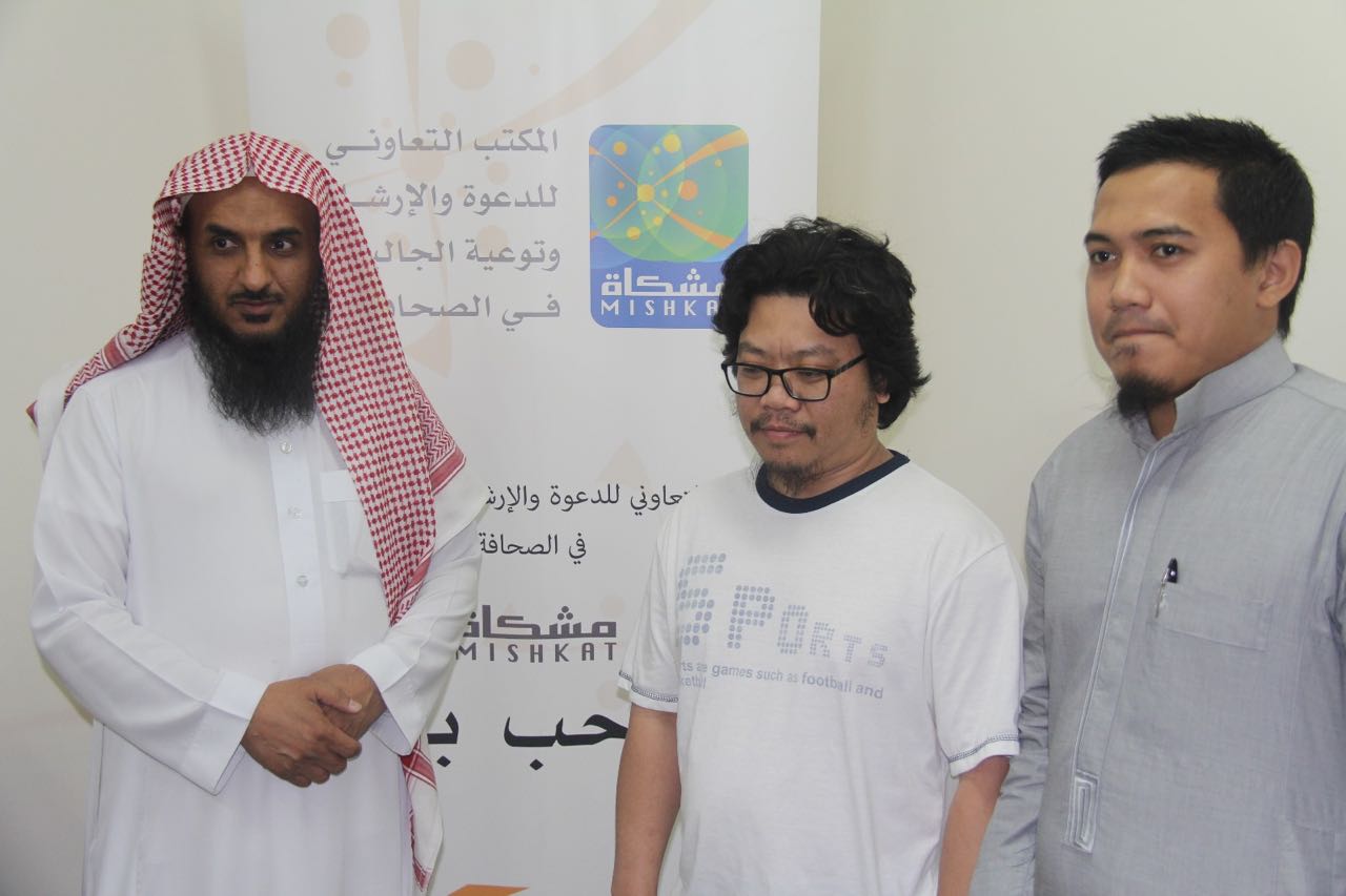 اسلام شخص من الجالية الفلينية بمكتب الدعوة بالصحافة