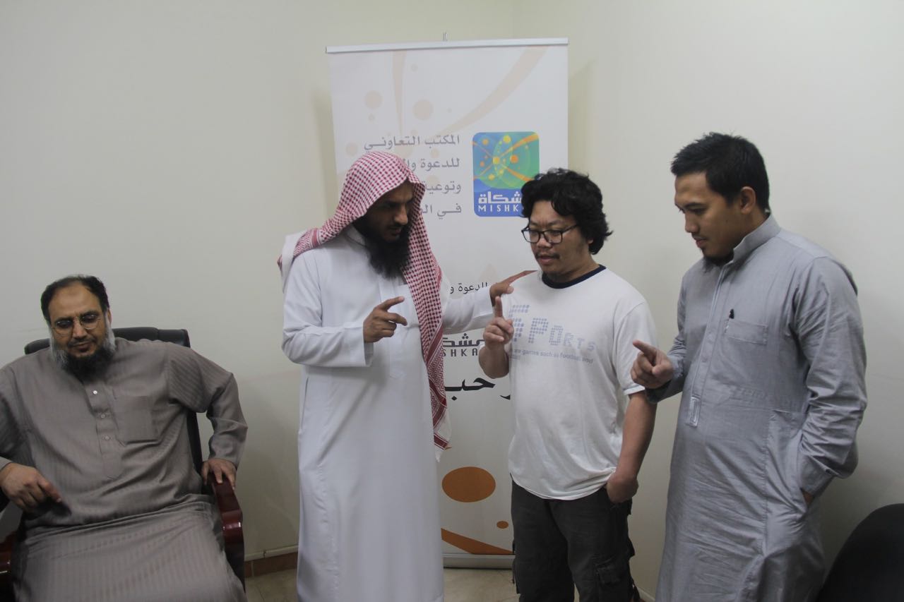 اسلام شخص من الجالية الفلينية بمكتب الدعوة بالصحافة