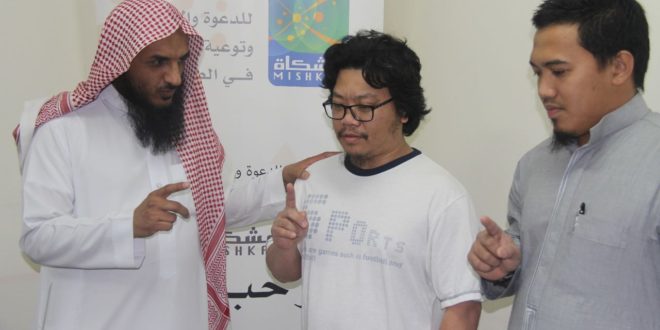 اسلام شخص من الجالية الفلينية بمكتب الدعوة بالصحافة