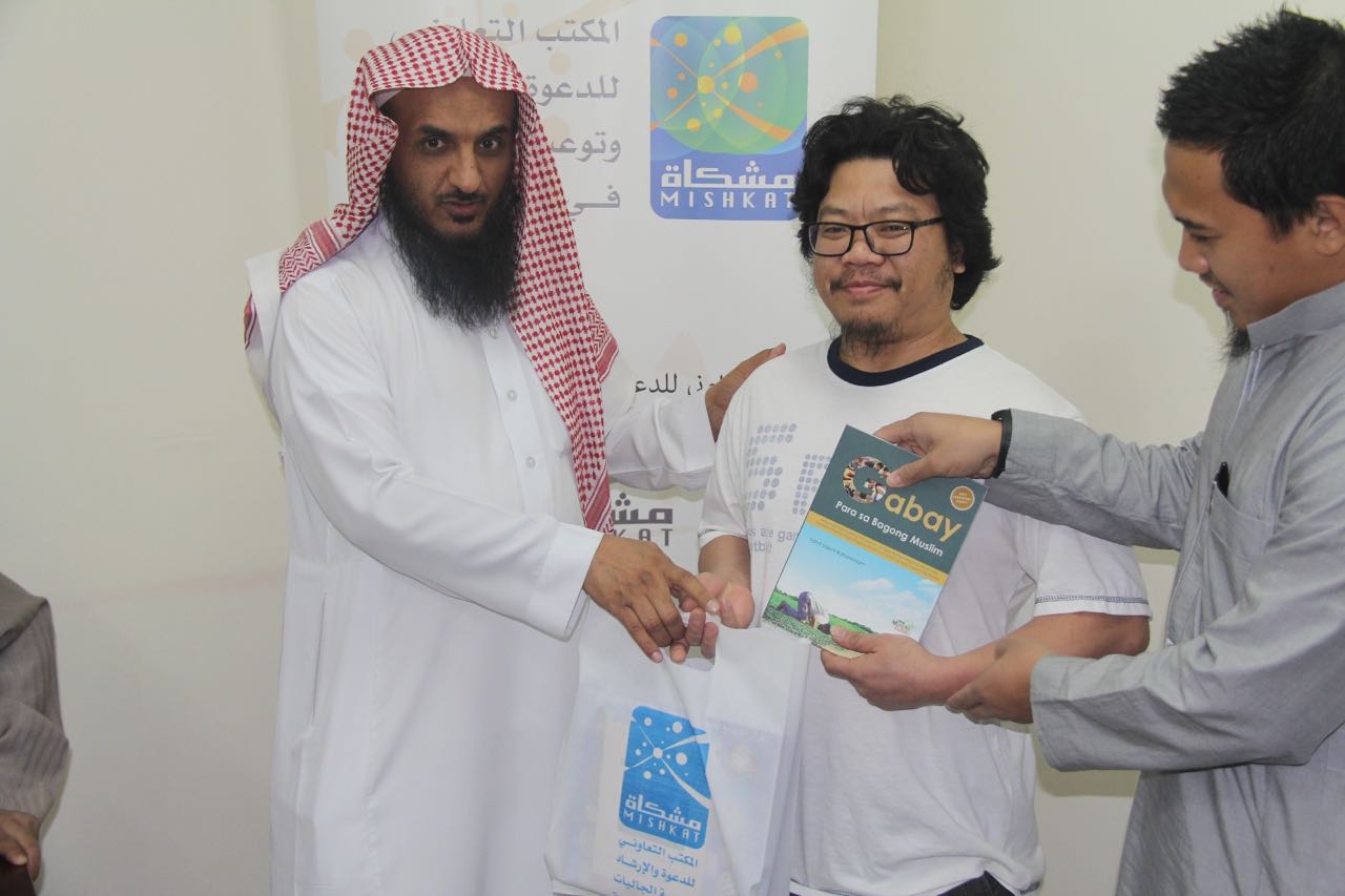 اسلام شخص من الجالية الفلبينية في مقر المكتب بالصحافة