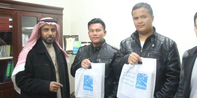 اسلام شخصين من الجالية الفلبينية في مقر المكتب