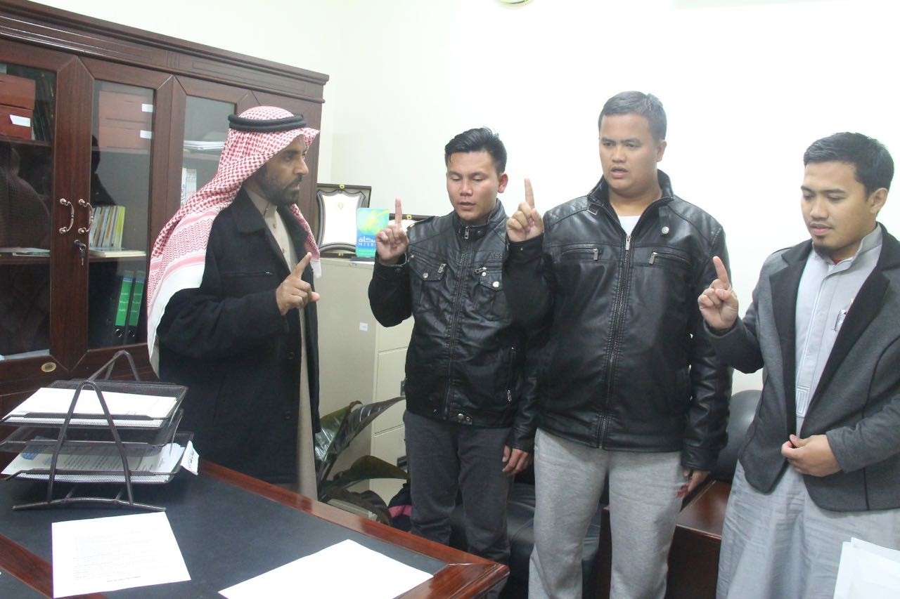 اسلام شخصين من الجالية الفلبينية في مقر المكتب