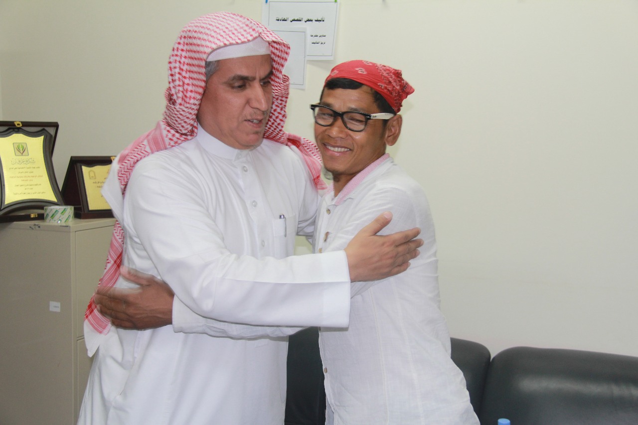 اسلام شخص من الجالية النيبالية بمقر المكتب